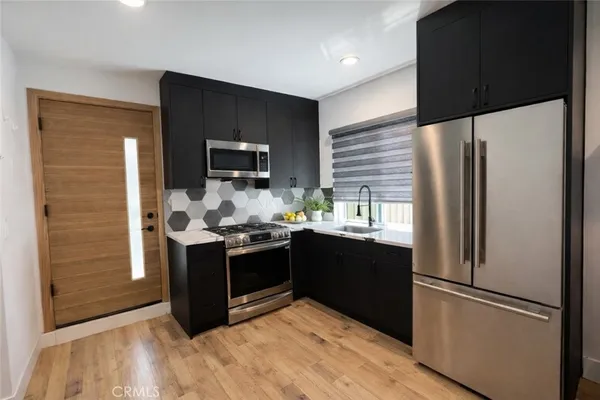 $2,400 | 19219 Hartland Street, Reseda, CA 91335