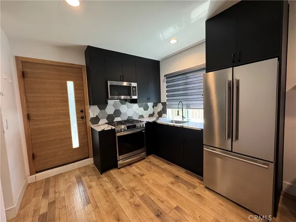 $2,400 | 19219 Hartland Street, Reseda, CA 91335