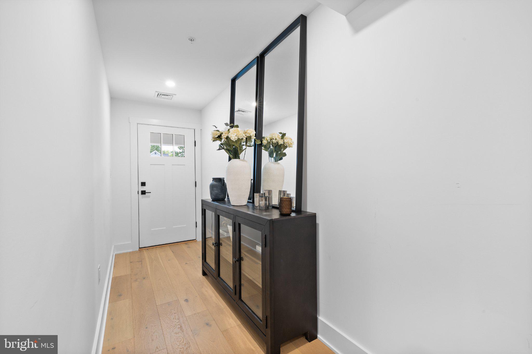 985 Henry Avenue Wayne, PA 19087 - Photo 3 of 28 Inviting entryway with modern charm.