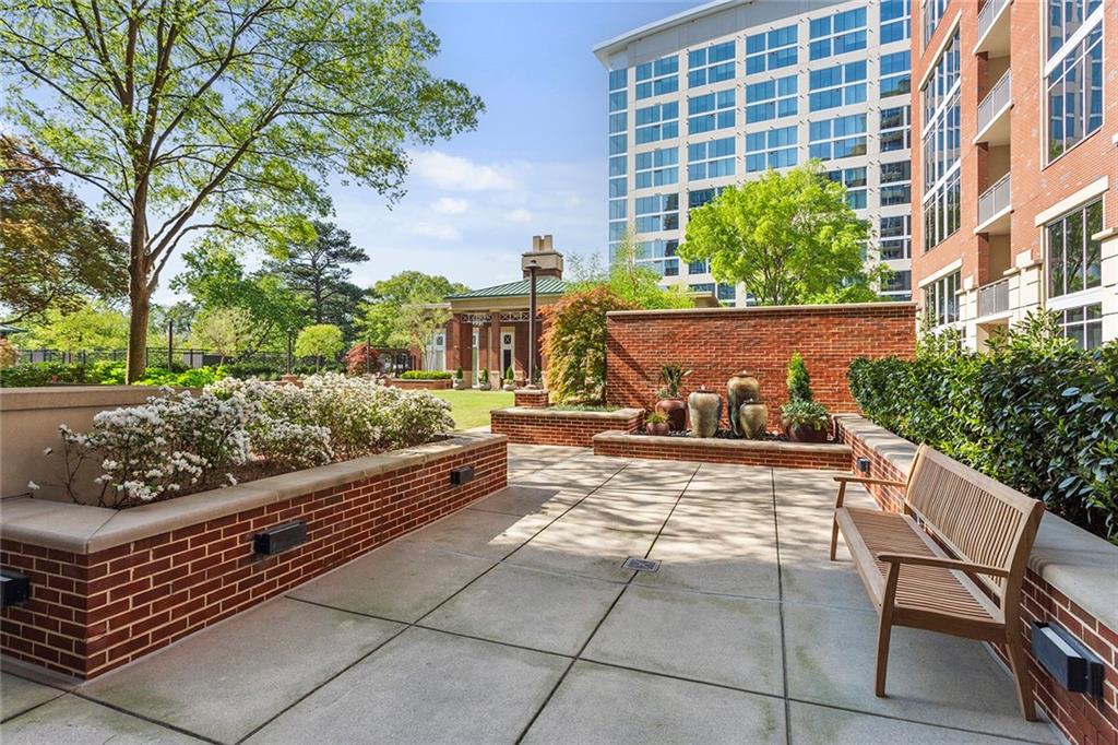 1820 Peachtree Road Northwest, Unit 1509 Atlanta, GA 30309 - Photo 44 of 61 a view of a chairs and bench in the backyard of a building