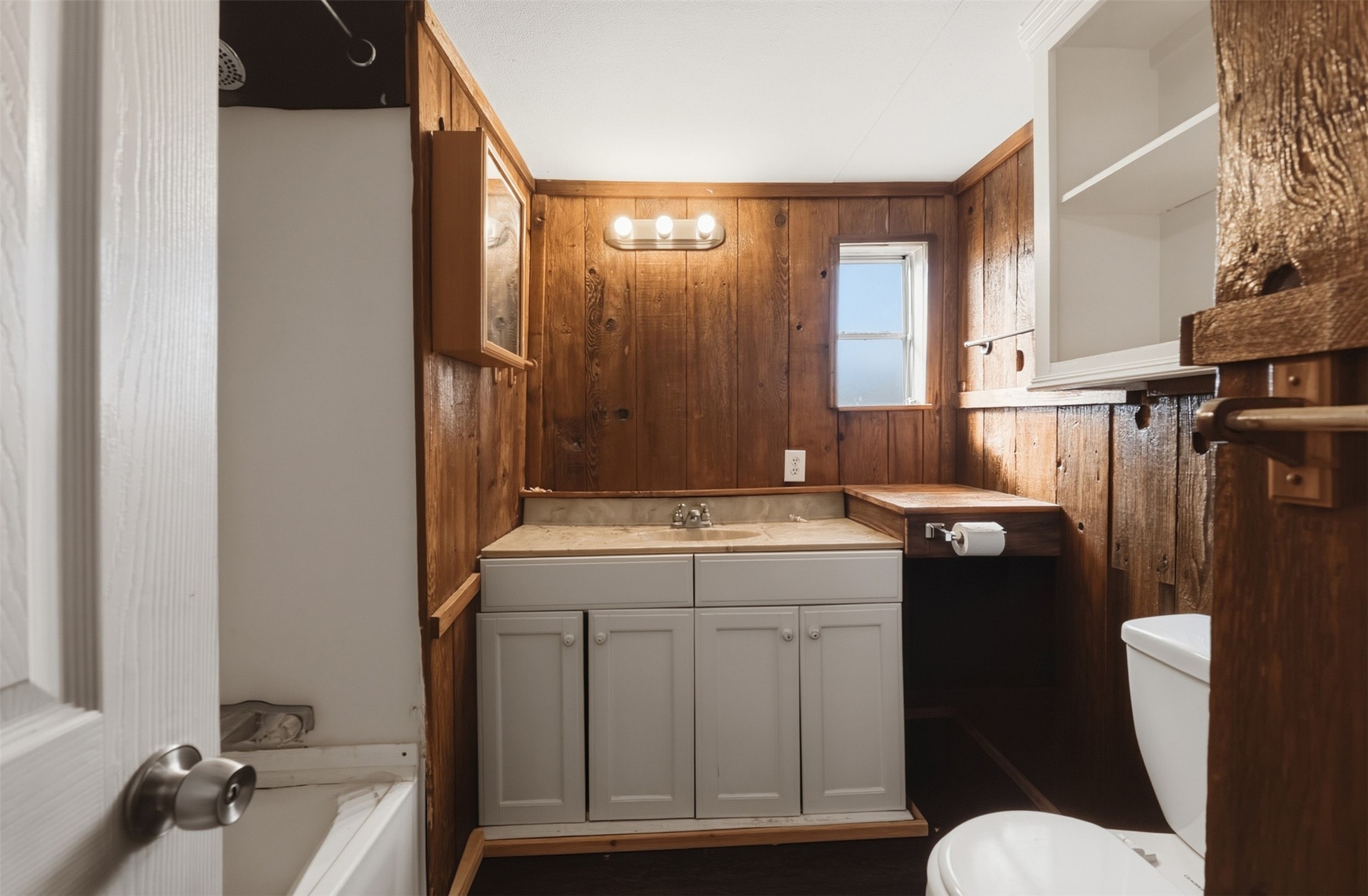 4027 Spring Branch Road Montgomery, TX 77316 - Photo 27 of 32 a bathroom with a sink a toilet and a bathtub