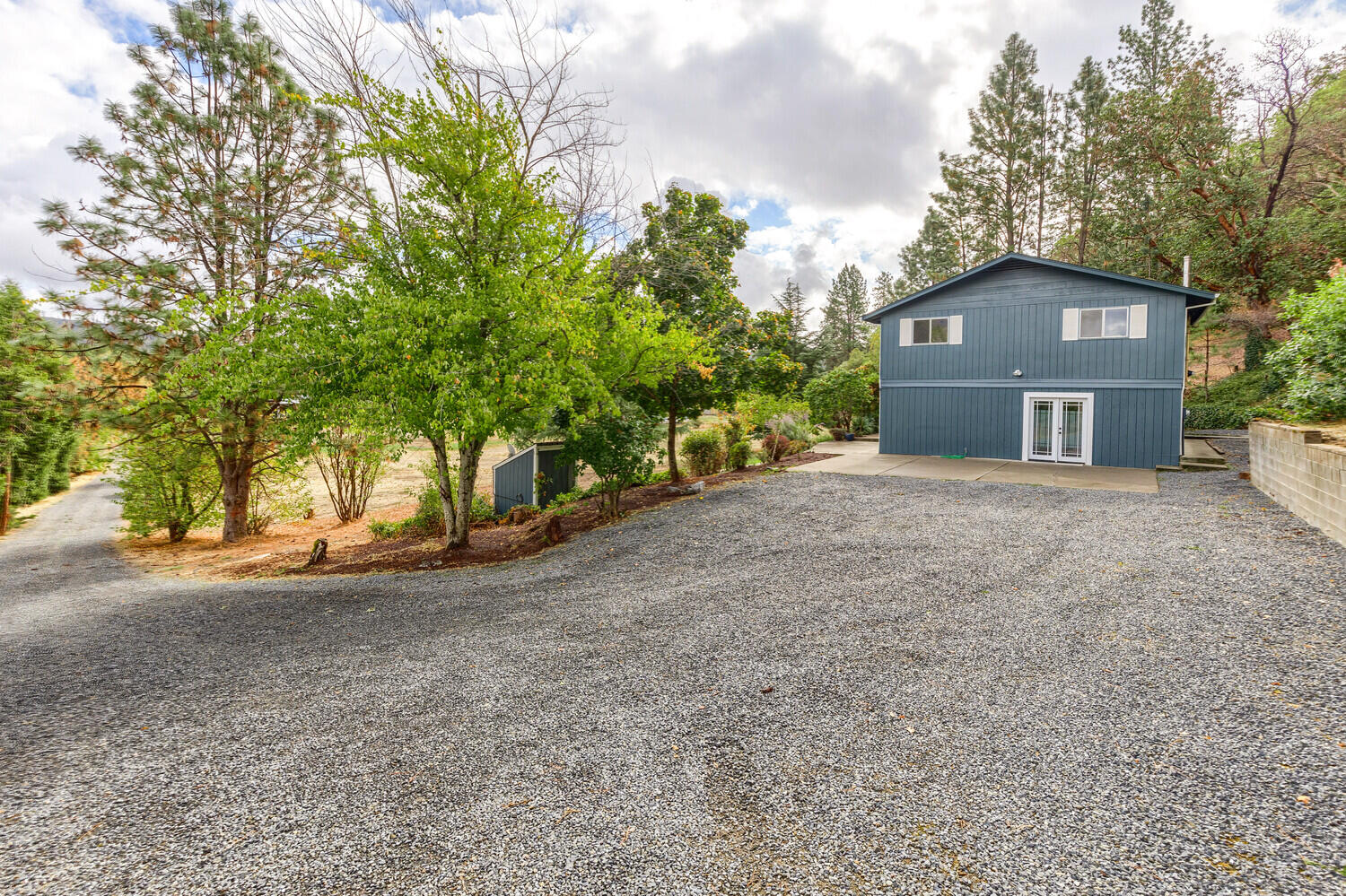 9201 Old Stage Road Central Point, OR 97502 - Photo 2 of 49 24_OS_23_mls