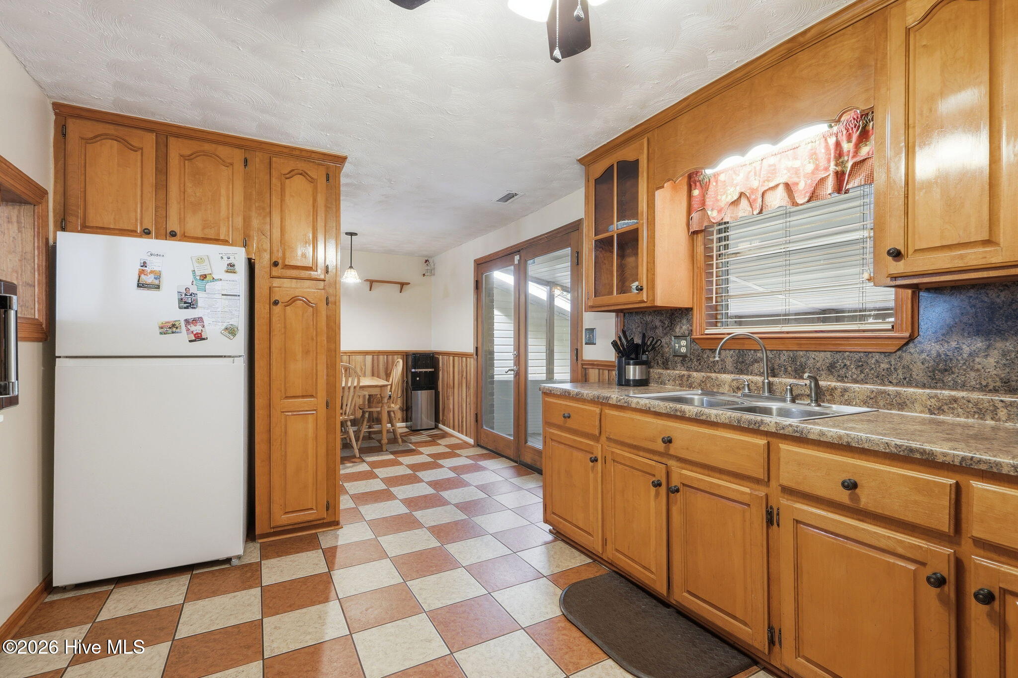 284 Laurel Road Beaufort, NC 28516 - Photo 23 of 41 Kitchen