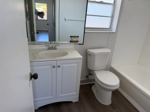 $1,300 | 1113 Lake Terrace, Unit 205, Boynton Beach, FL 33426