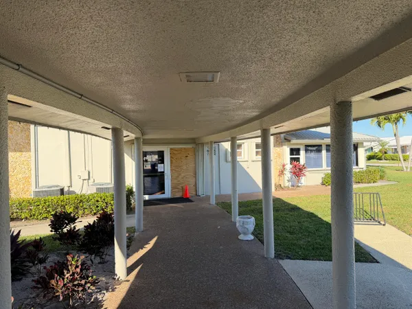 $1,300 | 1113 Lake Terrace, Unit 205, Boynton Beach, FL 33426