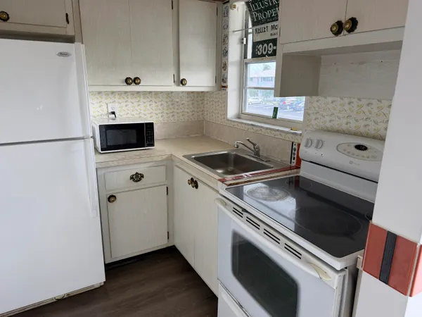 $1,300 | 1113 Lake Terrace, Unit 205, Boynton Beach, FL 33426