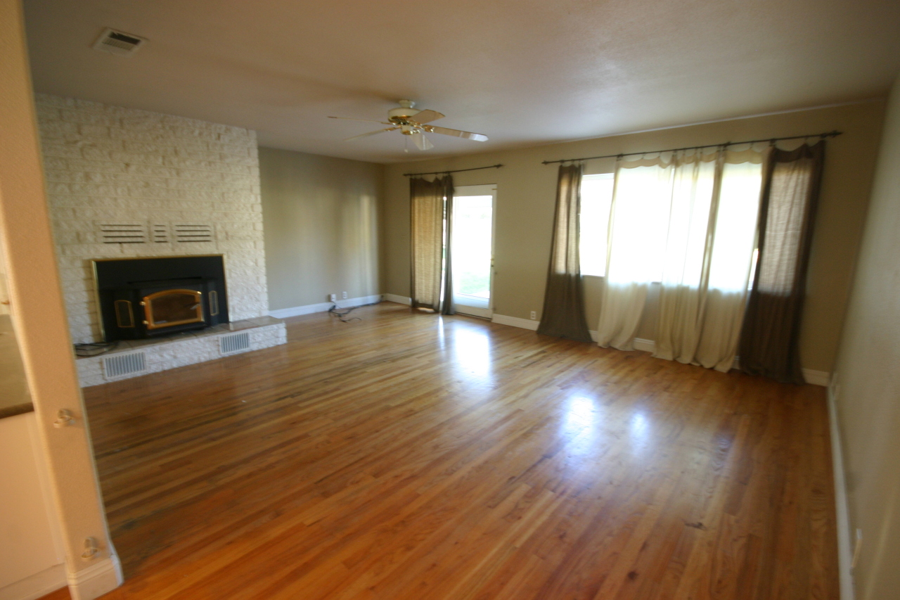 19516 Gas Point Road Cottonwood, CA 96022 - Photo 7 of 19 Living room