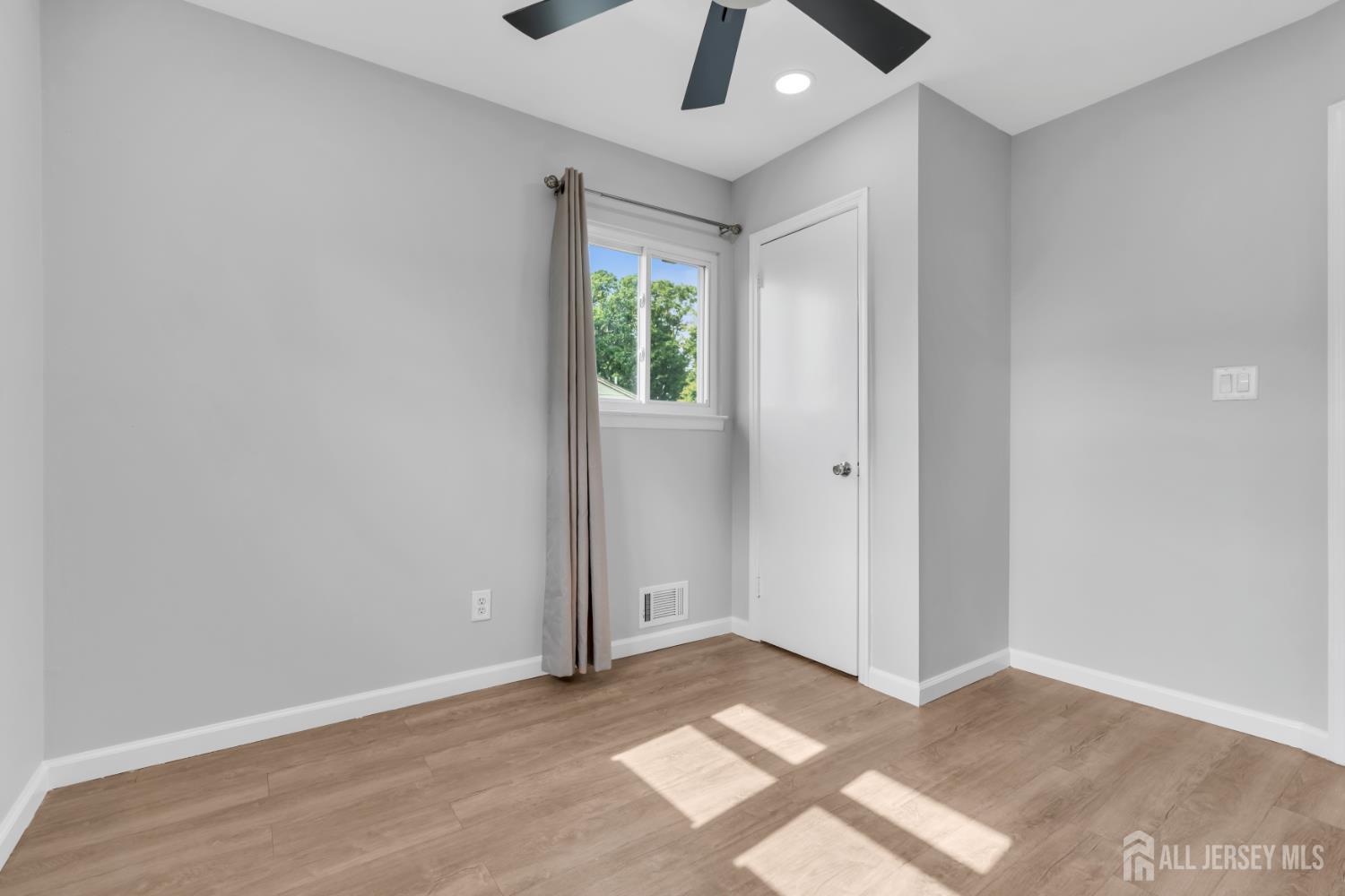125 Jeff Street Edison, NJ 08837 - Photo 23 of 45