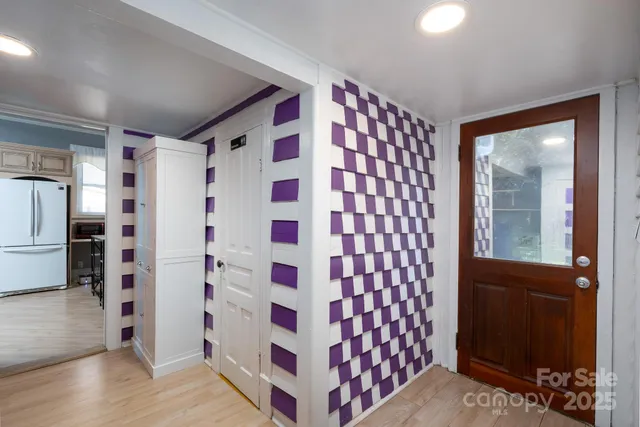 a view of a house with backyard