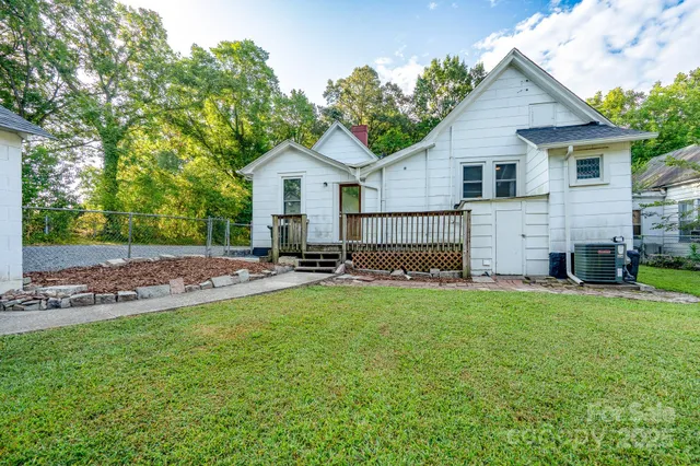 a view of a backyard