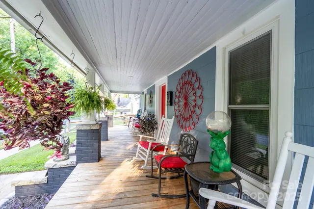 a view of entryway with outdoor space