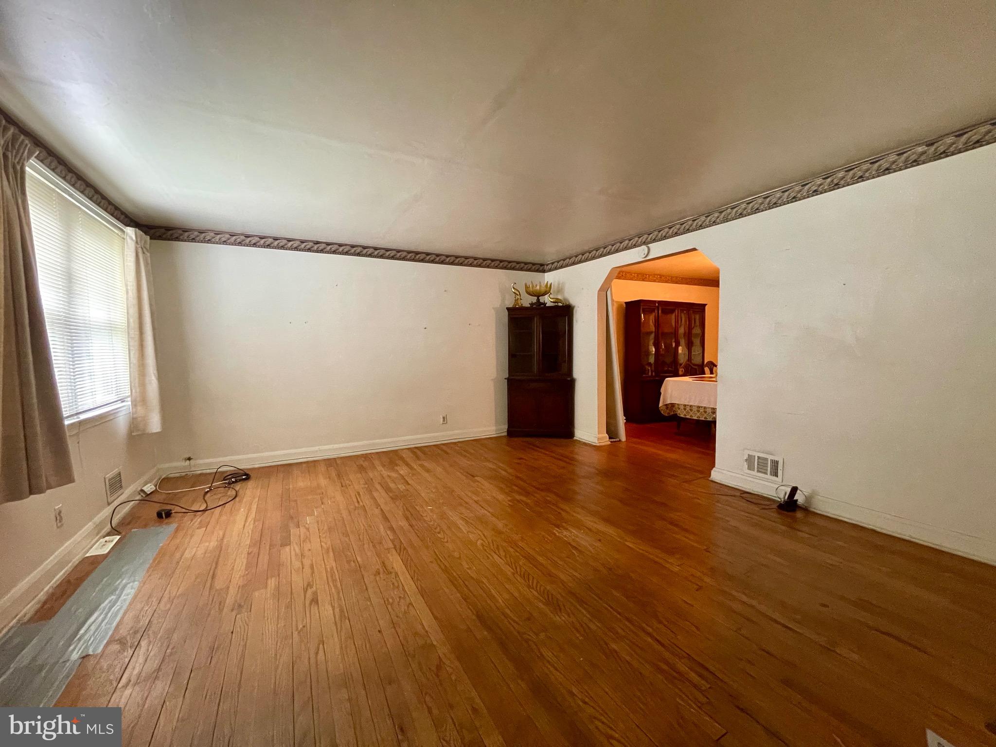 1042 Reverdy Road Baltimore, MD 21212 - Photo 3 of 25 Living Room