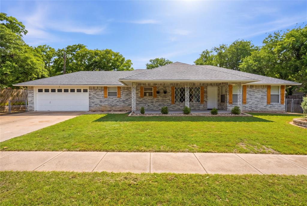 217 Spruce Circle Azle, TX 76020 - Photo 2 of 39