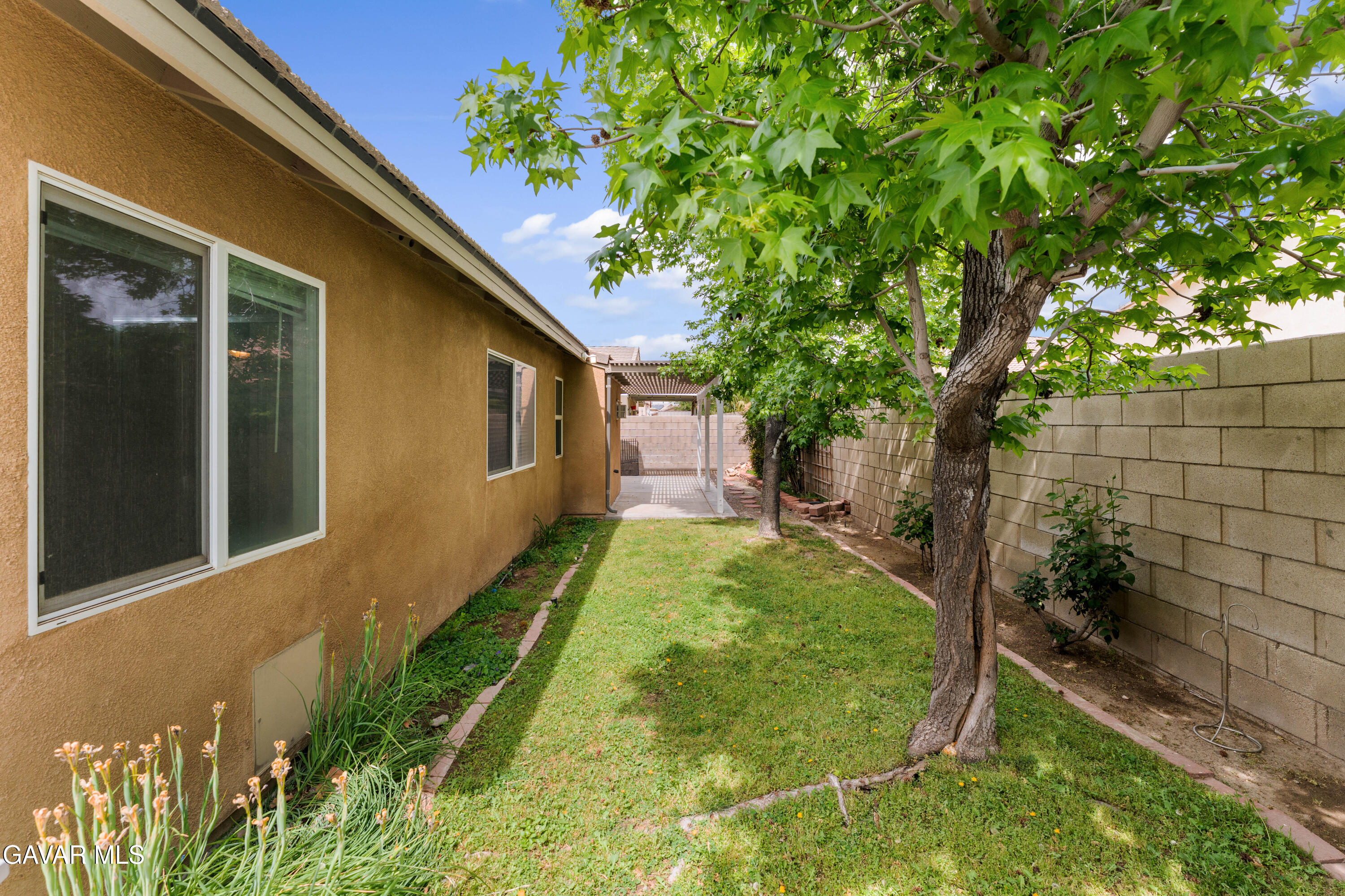 45334 Stadium Lane Lancaster, CA 93535 - Photo 32 of 36 a backyard of a house with lots of green space