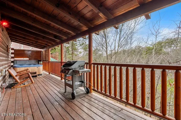$925,000 | 3306 Kestrel Way, Pigeon Forge, TN 37862