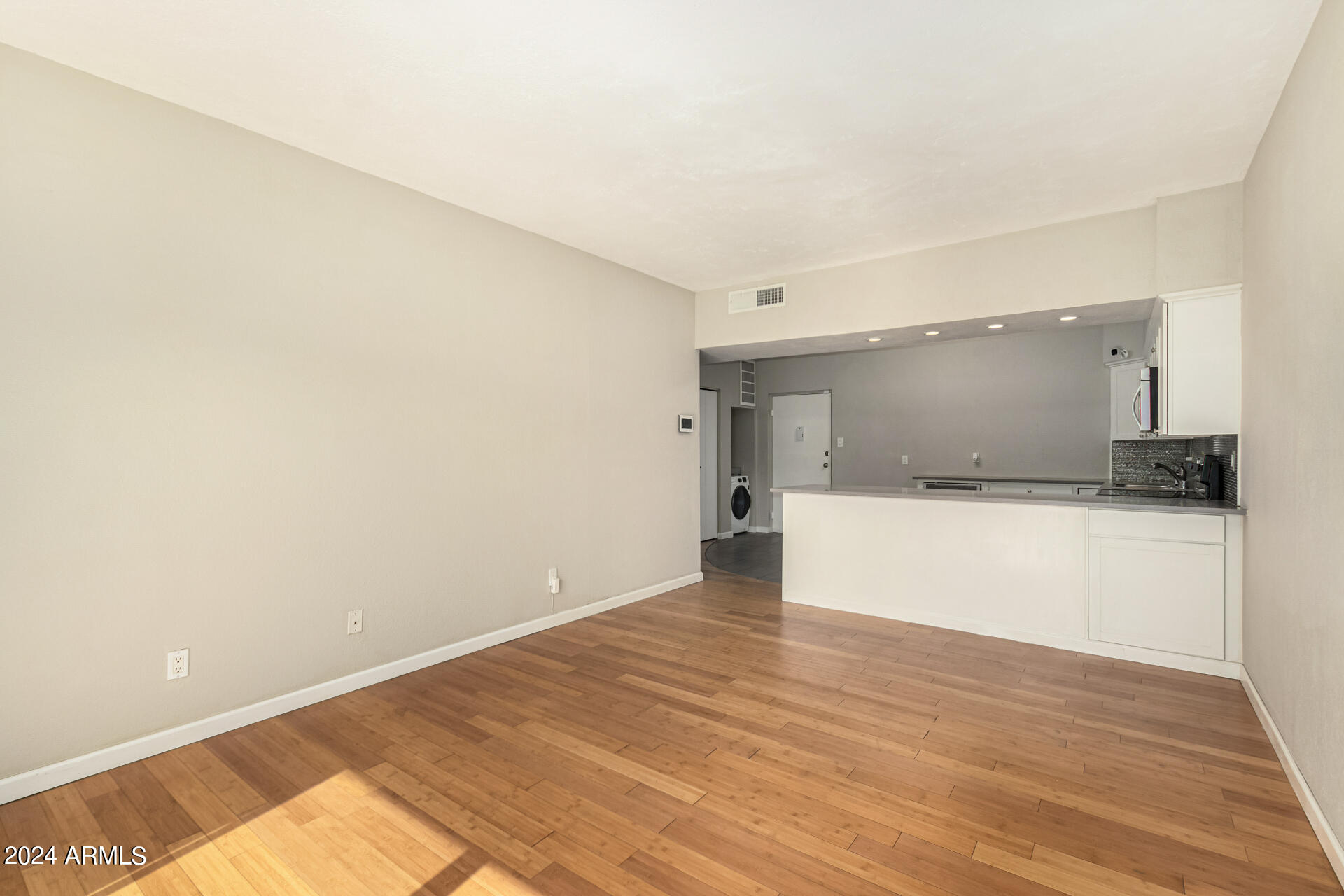 355 East Thomas Road, Unit B102 Phoenix, AZ 85012 - Photo 7 of 33 0007-08-Thomas