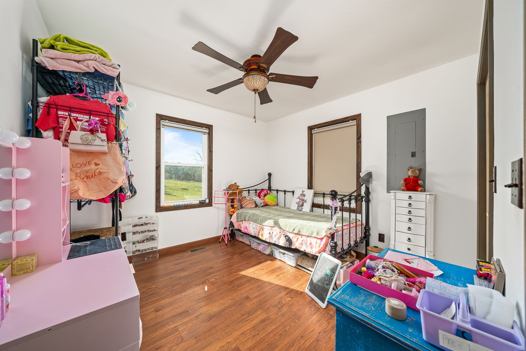 944 Flat Rock Road Crossville, TN 38572 - Photo 18 of 51 a living room with furniture and a baby crib