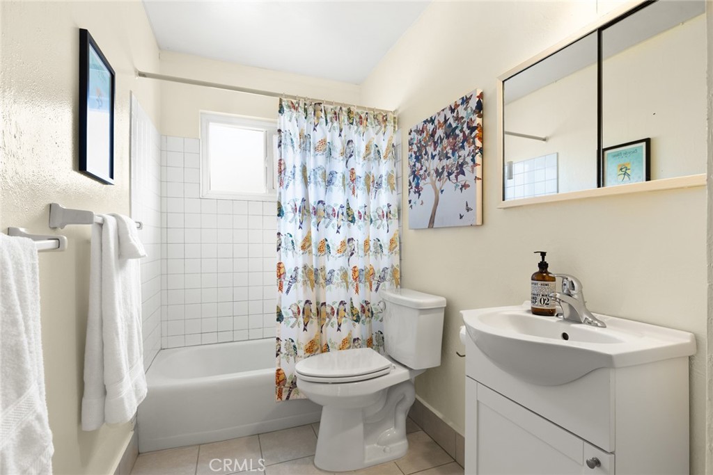 837 Alice Lane Chico, CA 95926 - Photo 17 of 22 Hall Bath