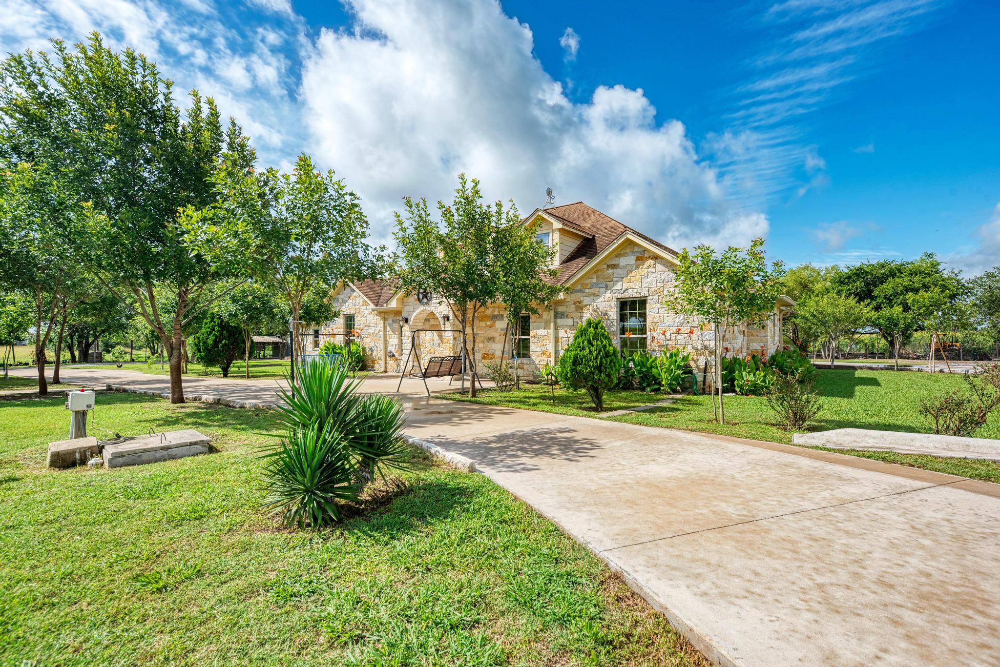 15611 Giese Lane Elgin, TX 78621 - Photo 7 of 40