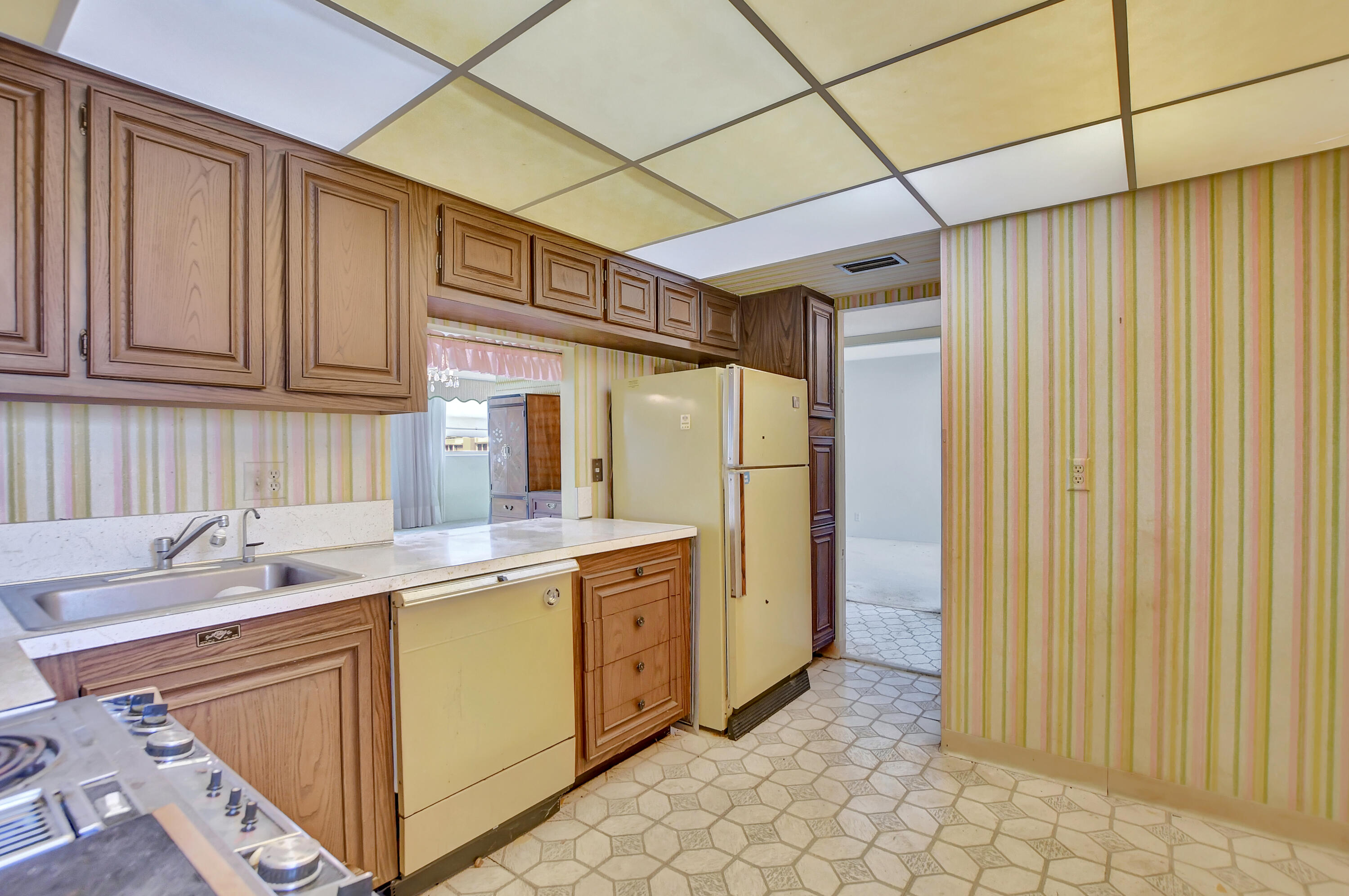 6699 Northwest 2nd Avenue, Unit PHP Boca Raton, FL 33487 - Photo 11 of 36 Kitchen