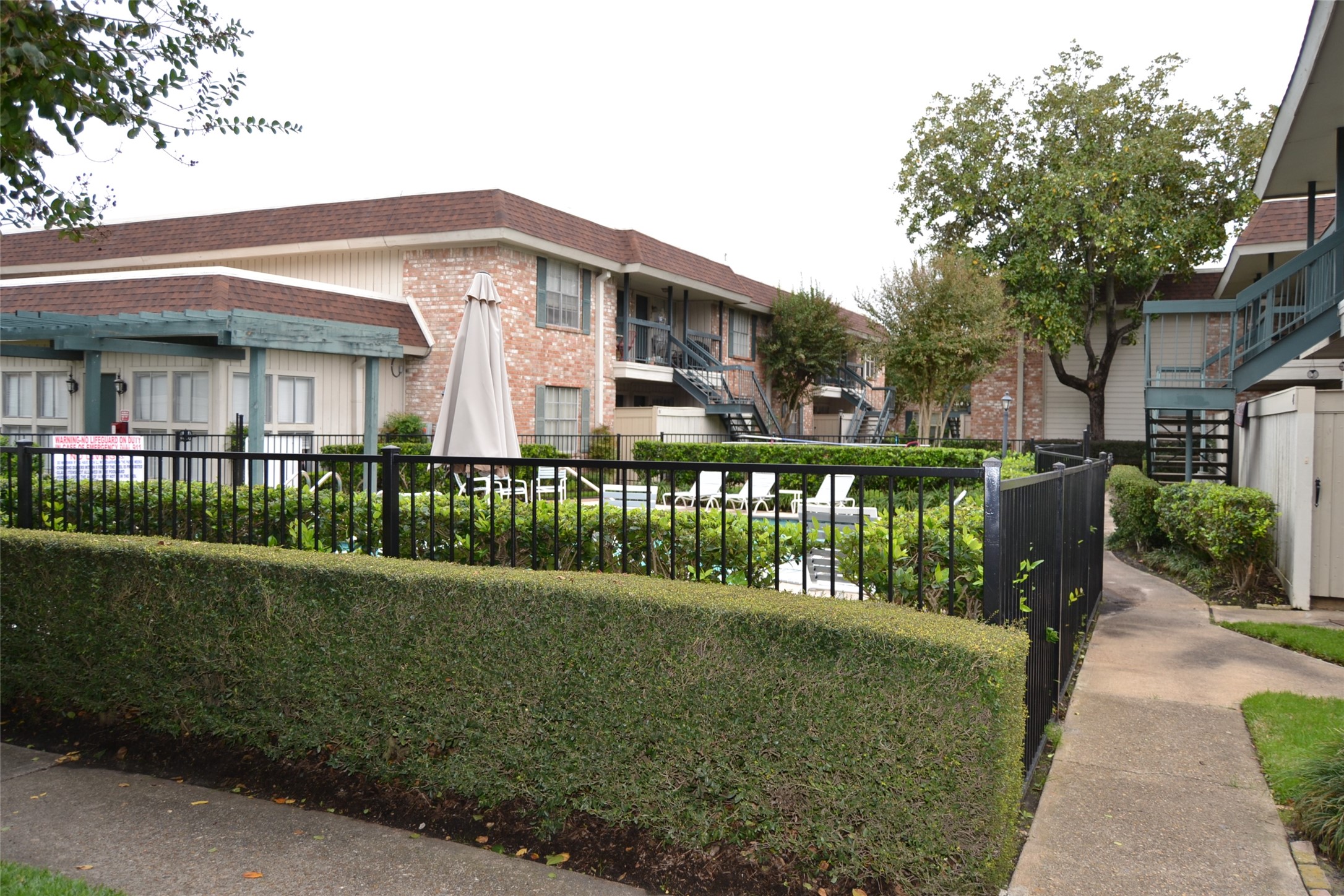 845 Augusta Drive, Unit 17 Houston, TX 77057 - Photo 14 of 19 a front view of a house having a garden