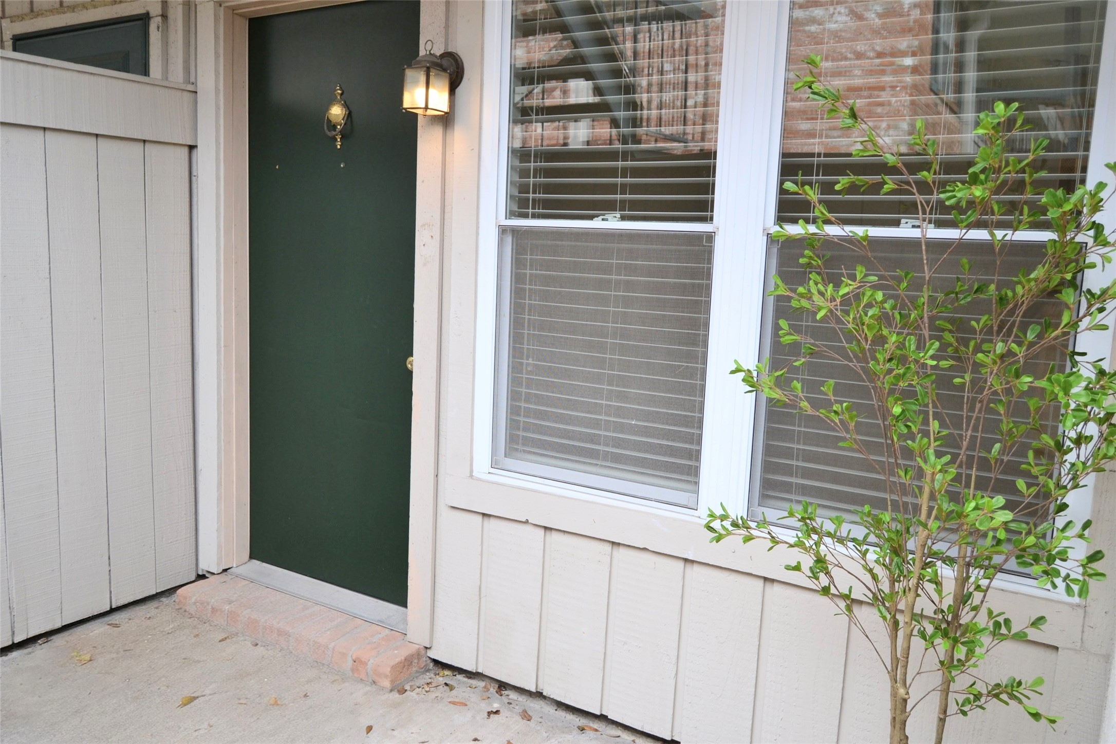 845 Augusta Drive, Unit 17 Houston, TX 77057 - Photo 18 of 19 a view of a door