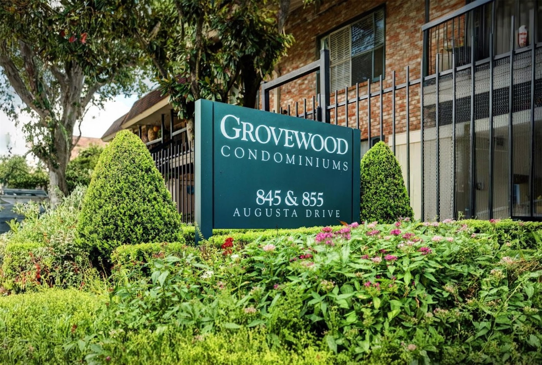 845 Augusta Drive, Unit 17 Houston, TX 77057 - Photo 19 of 19 a sign on the side of a building