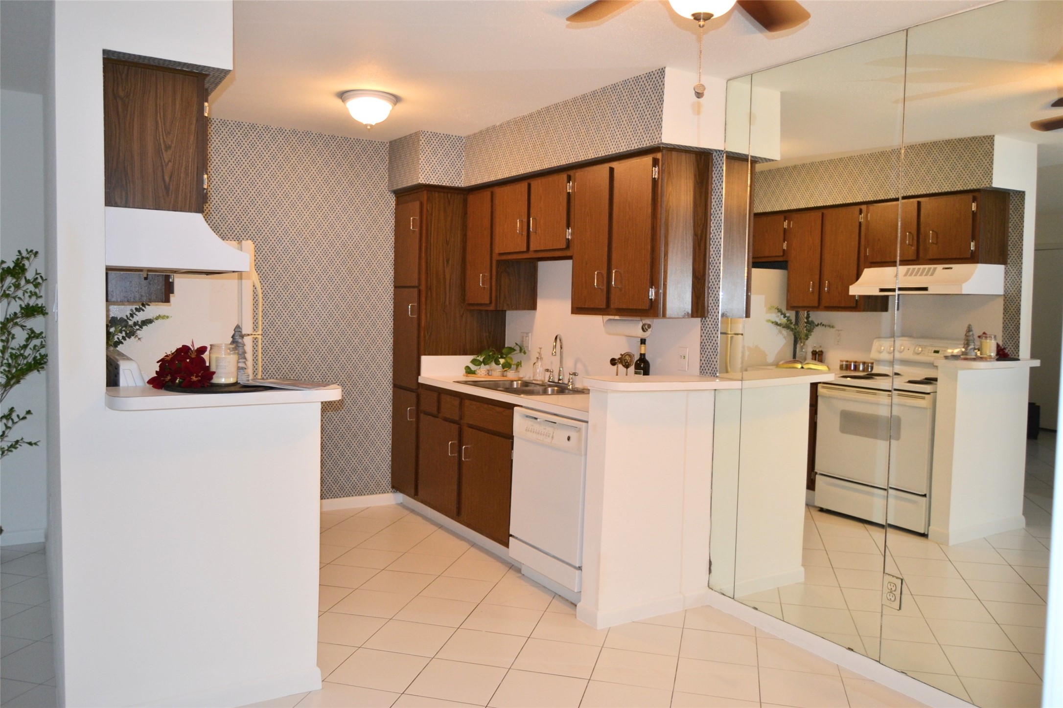 845 Augusta Drive, Unit 17 Houston, TX 77057 - Photo 5 of 19 a kitchen with white cabinets and white appliances