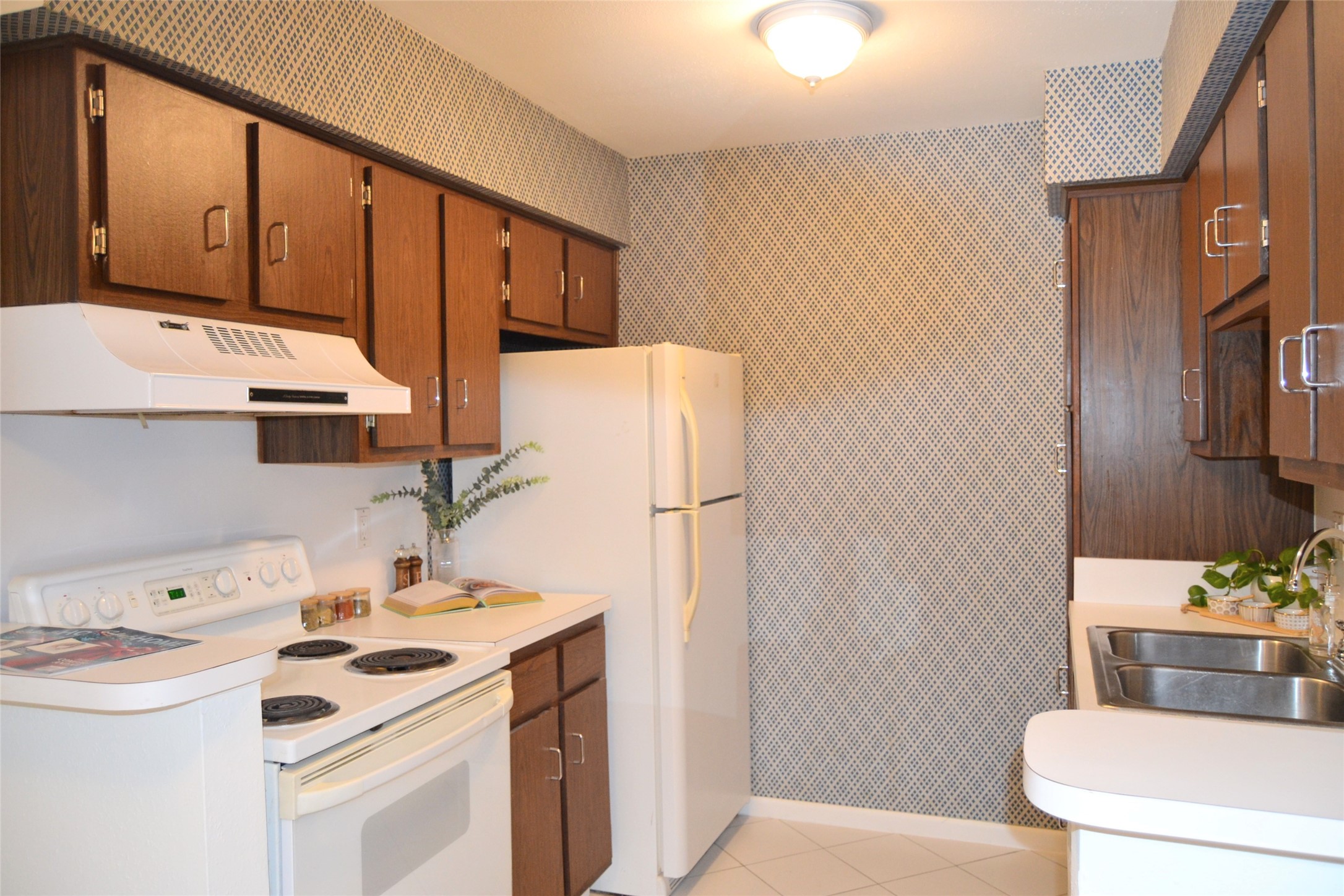 845 Augusta Drive, Unit 17 Houston, TX 77057 - Photo 7 of 19 a kitchen with a sink a refrigerator and a stove