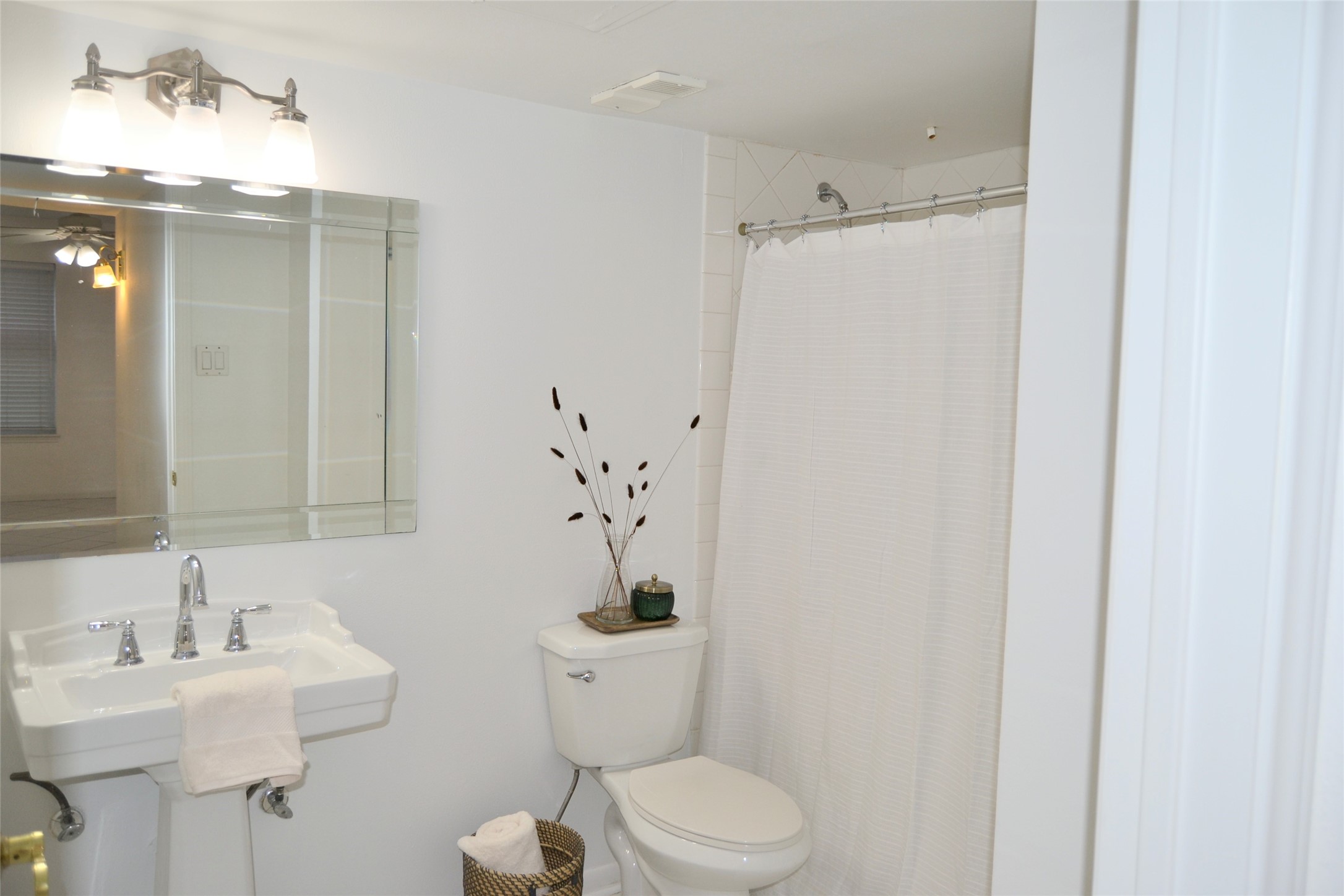 845 Augusta Drive, Unit 17 Houston, TX 77057 - Photo 8 of 19 a bathroom with a sink a toilet and shower