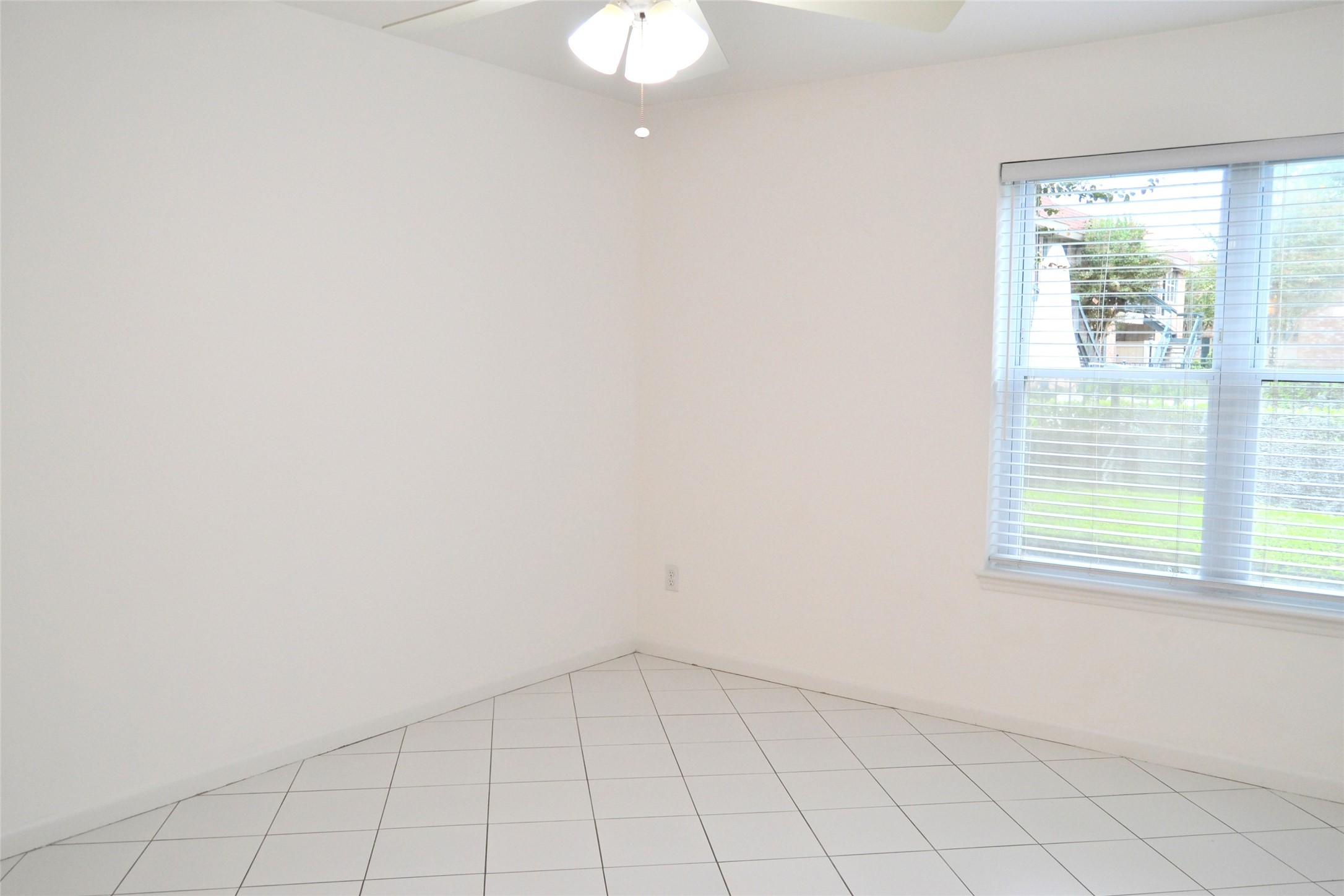 845 Augusta Drive, Unit 17 Houston, TX 77057 - Photo 10 of 19 an empty room with a window