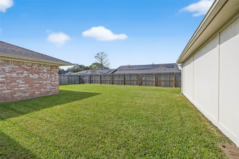 a view of an house with backyard and garden