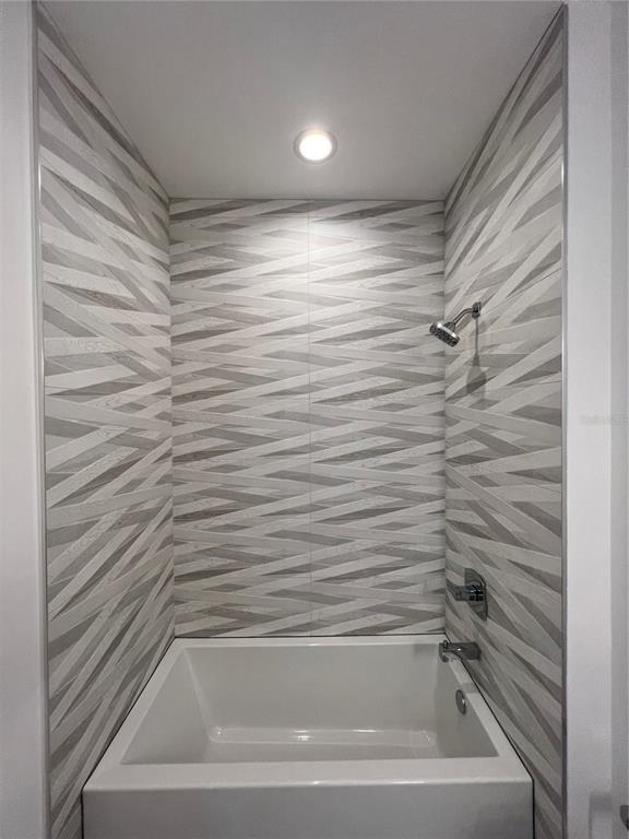 17710 Broad Street Montverde, FL 34756 - Photo 31 of 34 a bathroom with a bathtub