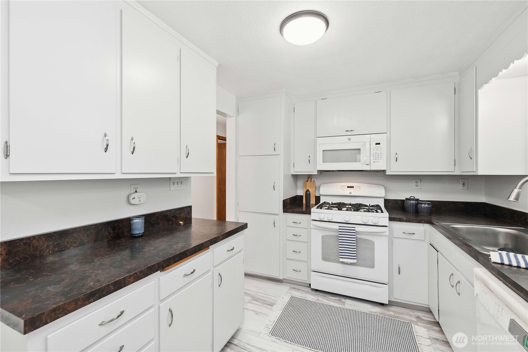 17023 113th Avenue Southeast Renton, WA 98055 - Photo 12 of 34