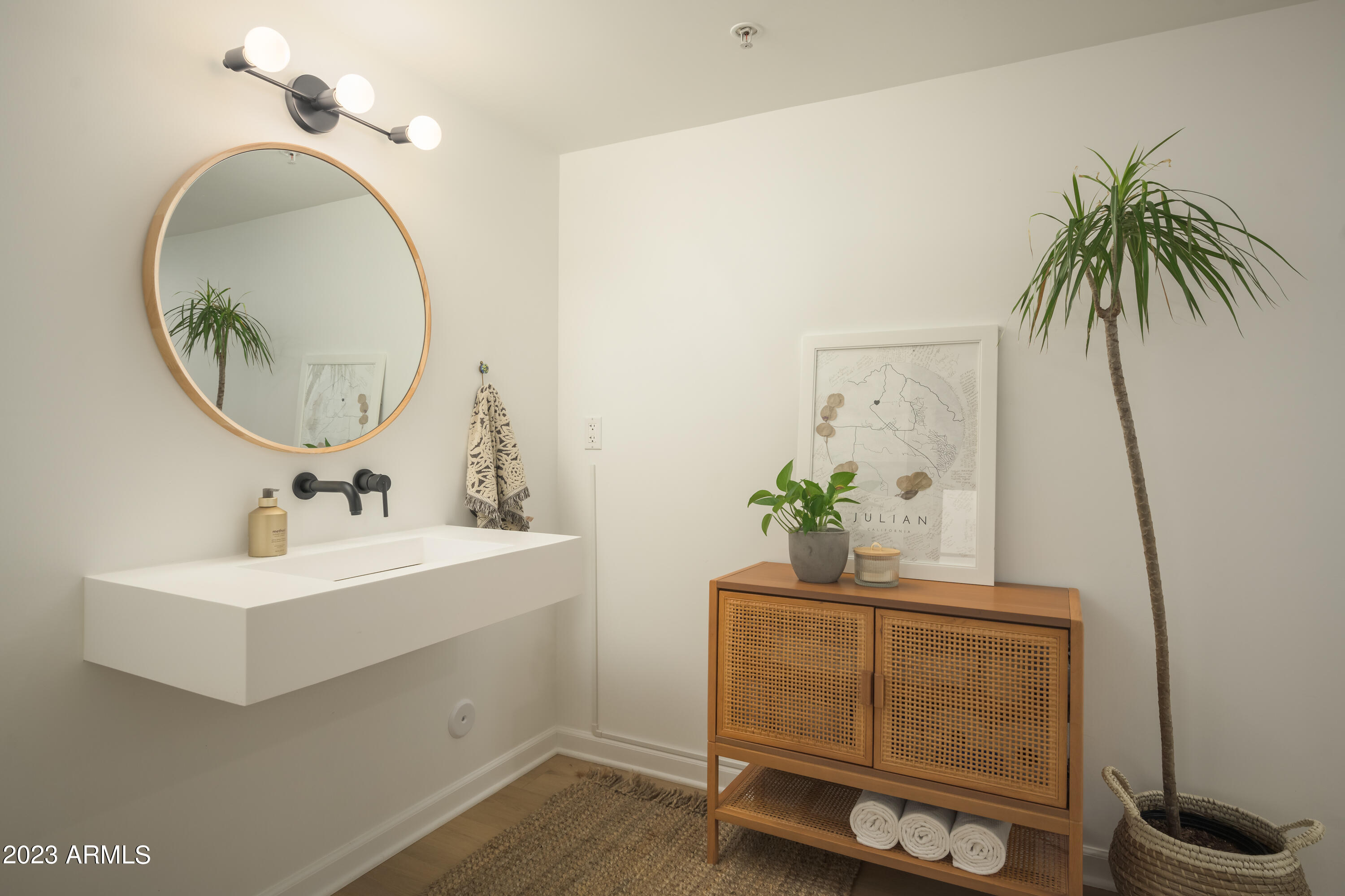 535 West Thomas Road, Unit 508 Phoenix, AZ 85013 - Photo 7 of 20 Second Bathroom