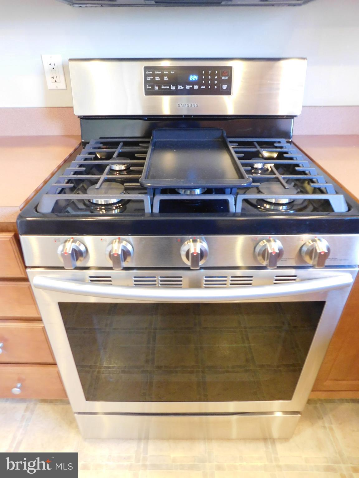 5405 Board Road Mount Wolf, PA 17347 - Photo 9 of 28 5 burner gas oven/range with griddle attachment