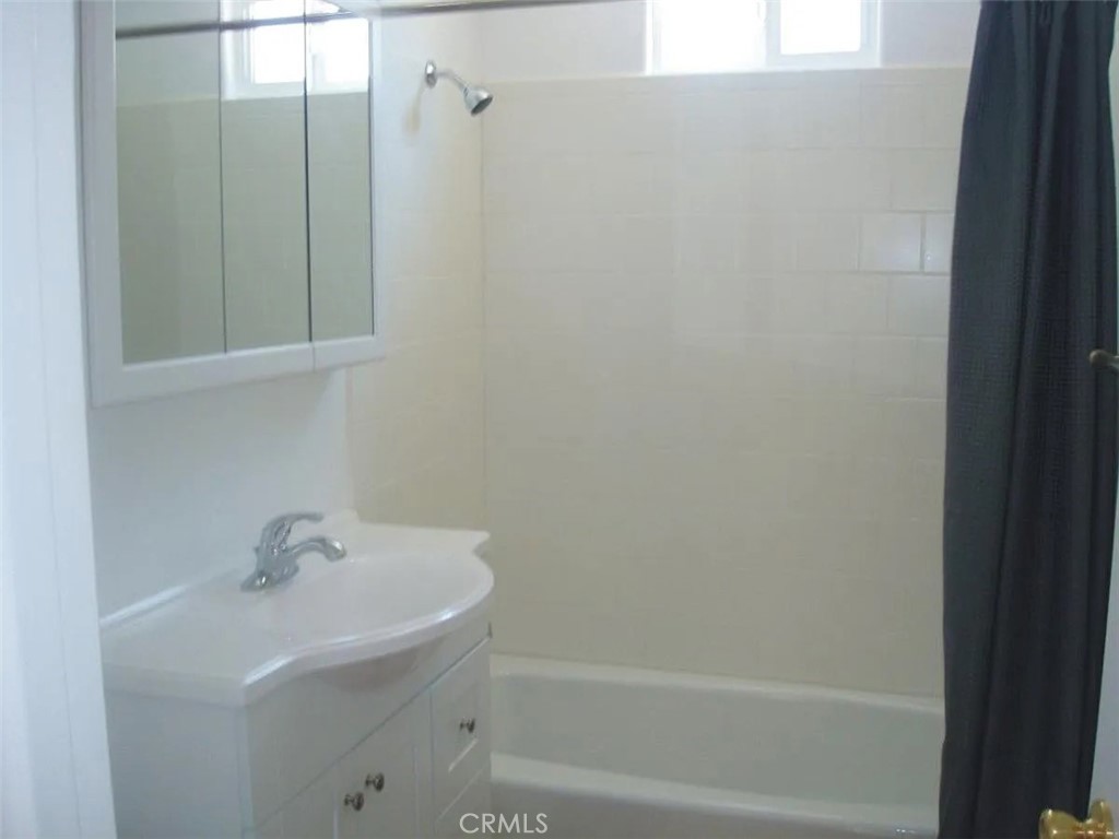 33363 Bear Road Running Springs, CA 92382 - Photo 8 of 16 Full bathroom