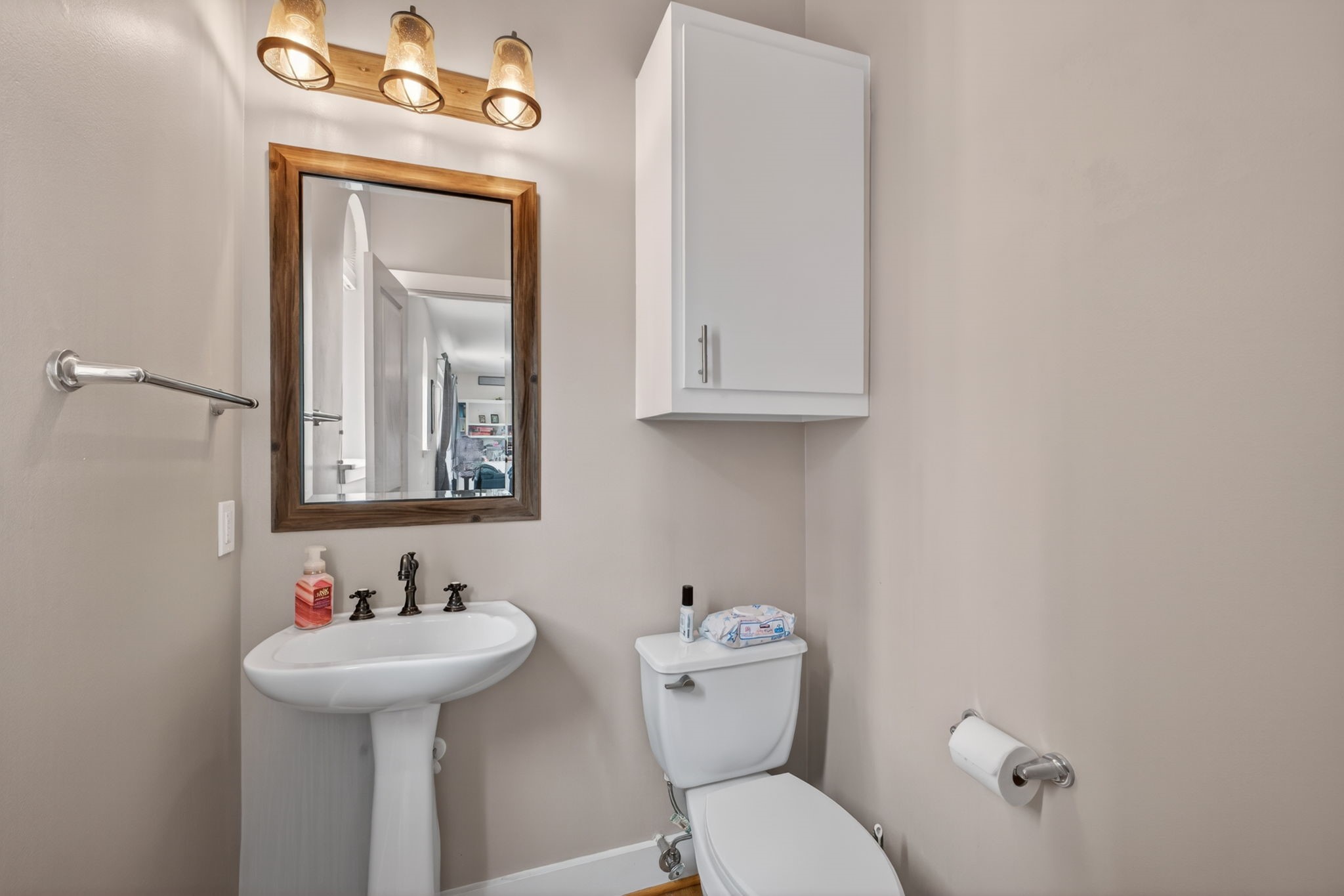 5207 Cornish Street Houston, TX 77007 - Photo 20 of 38 Guest bathroom on 2nd floor