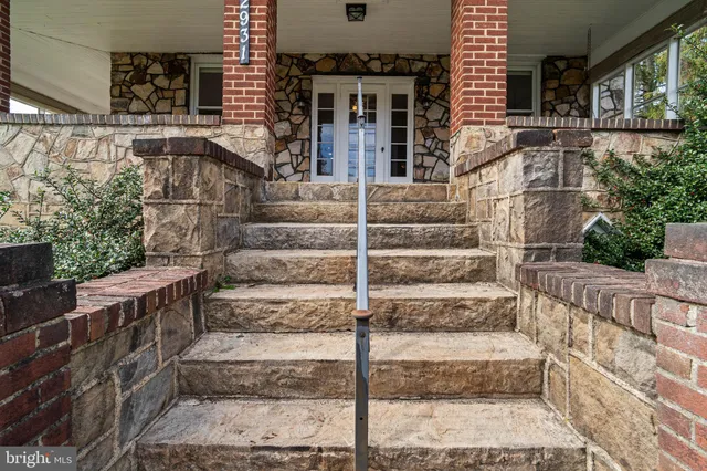 a view of entryway with a front door