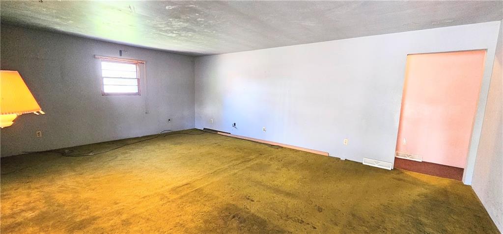404 Ridgelawn Avenue New Castle, PA 16105 - Photo 4 of 34 an empty room with a window