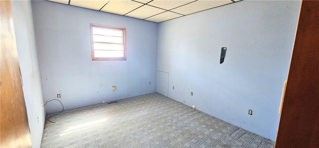 404 Ridgelawn Avenue New Castle, PA 16105 - Photo 10 of 34 a view of room and window