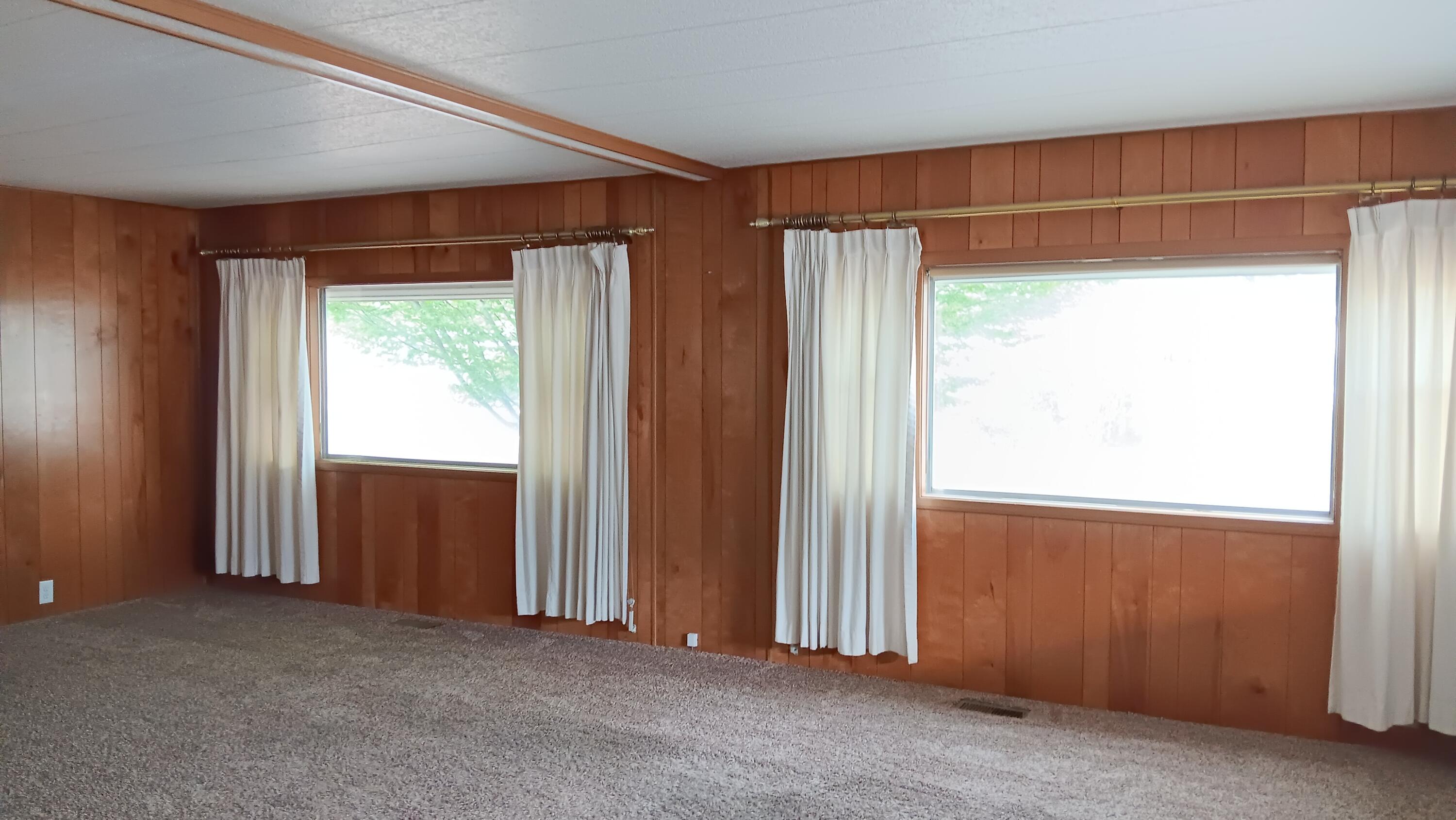 2252 Table Rock Road, Unit SPC 81 Medford, OR 97501 - Photo 3 of 17 Living Room