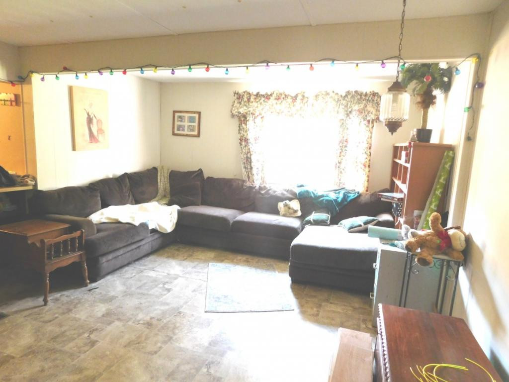 476 Deck Valley Road Bristol, TN 37620 - Photo 11 of 21 Large living room