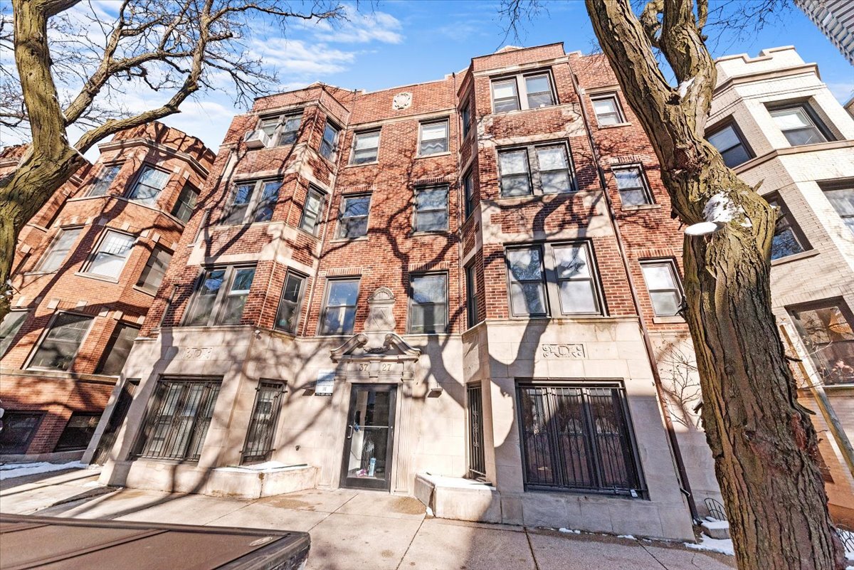 3727 North Pine Grove Avenue, Unit 307 Chicago, IL 60613 - Photo 1 of 8