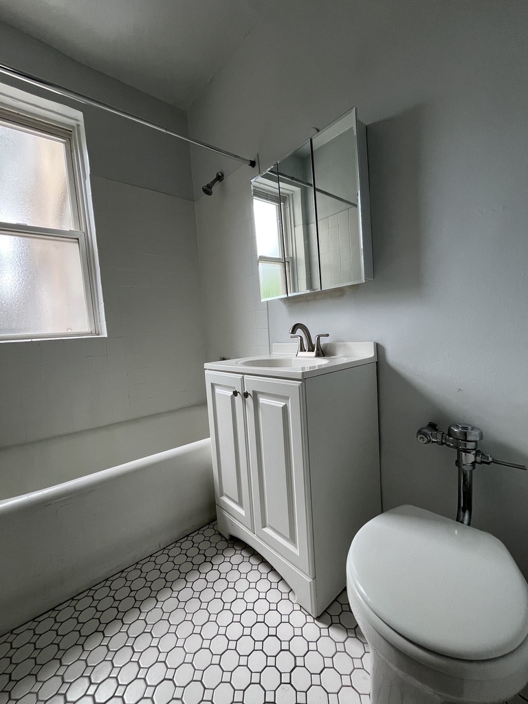 3727 North Pine Grove Avenue, Unit 307 Chicago, IL 60613 - Photo 6 of 8