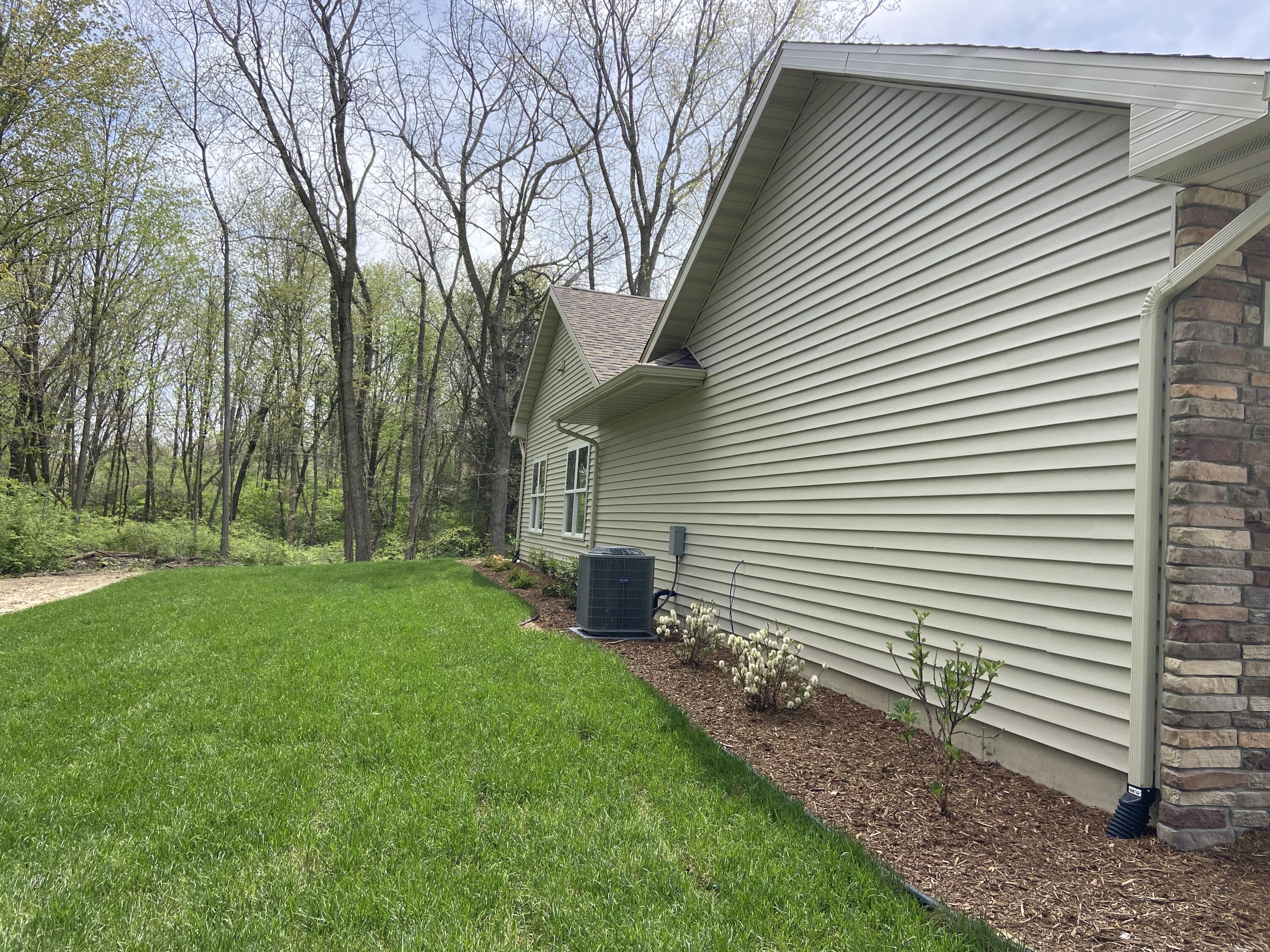 730 Violet Way St. Joseph, MI 49085 - Photo 3 of 21 IMG_6143