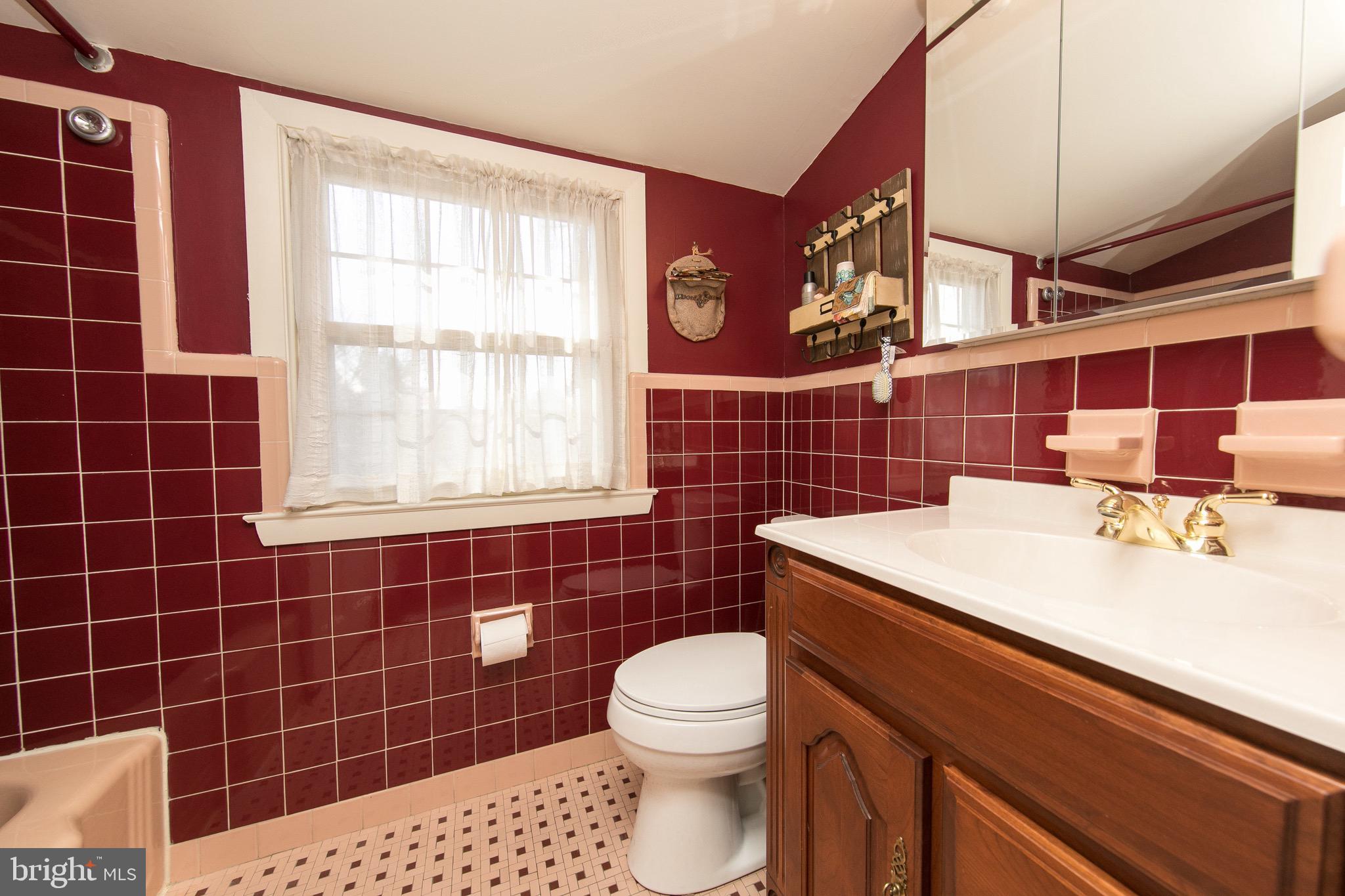 743 Carmet Road Rydal, PA 19046 - Photo 35 of 40 2nd Floor Bathroom