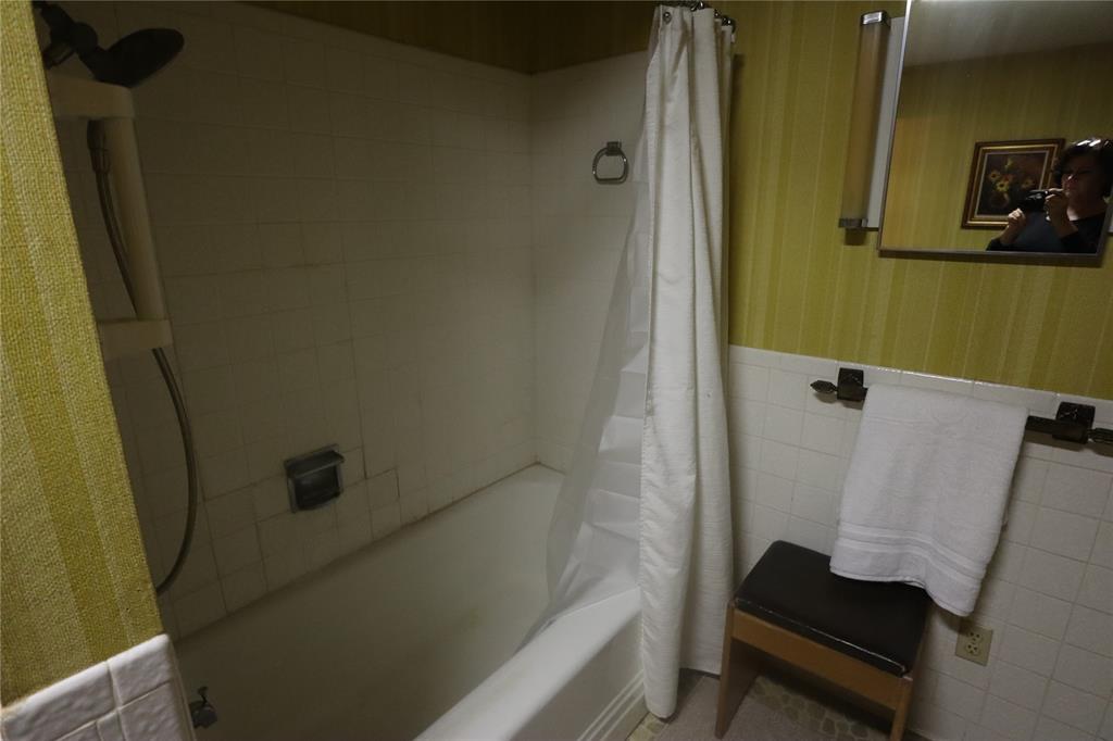 301 Travis Street Ranger, TX 76470 - Photo 16 of 31 a bathroom with a bathtub