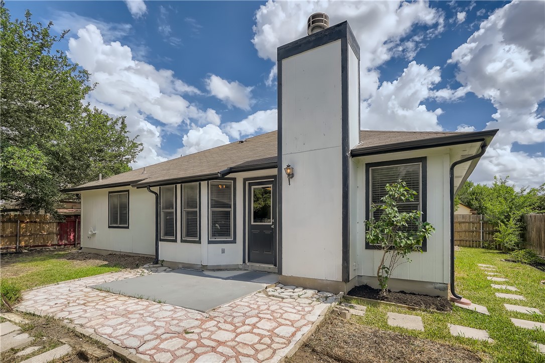 102 Evergreen Circle Georgetown, TX 78626 - Photo 31 of 33 a front view of a house with garden