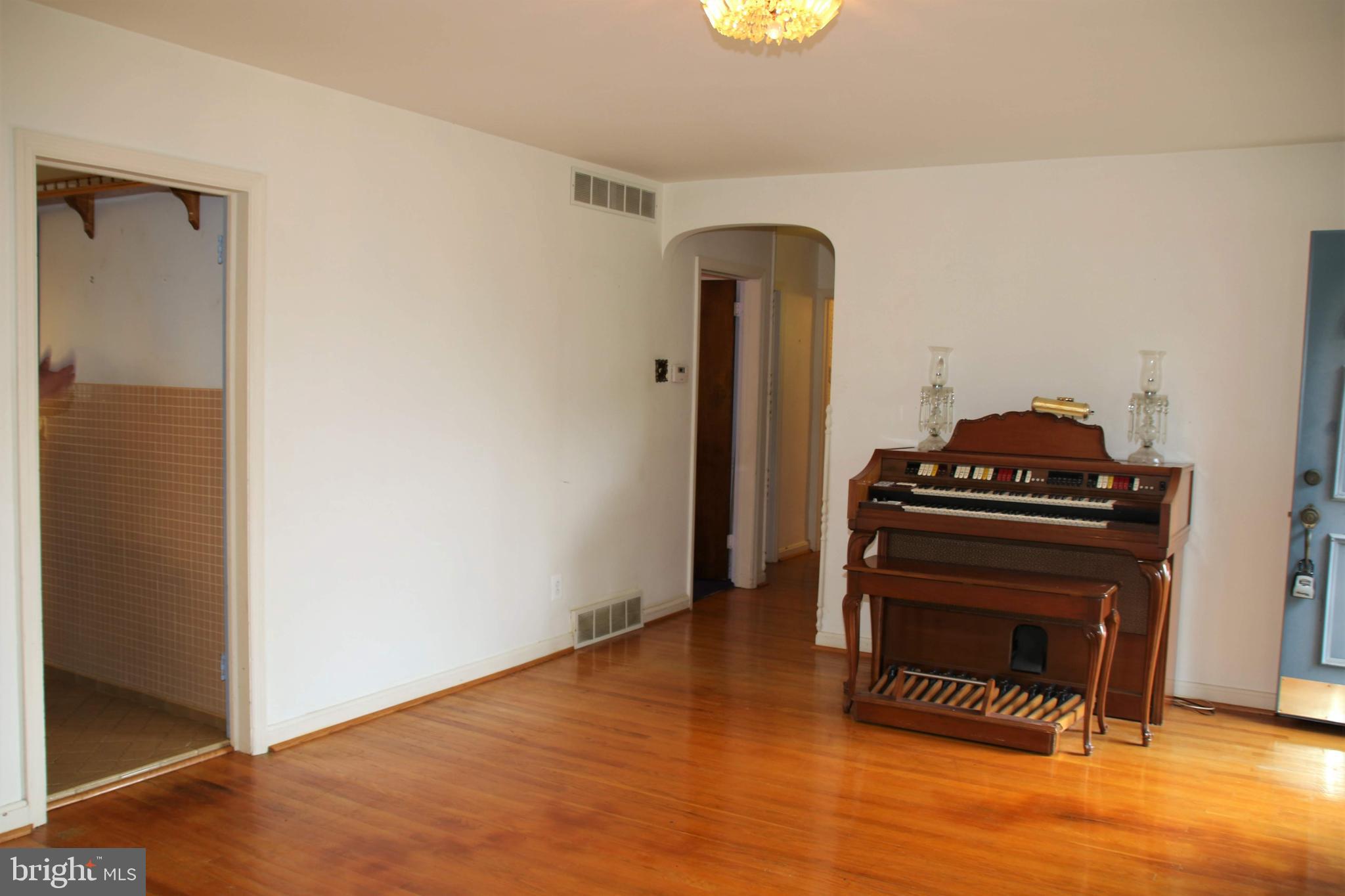 403 Pinecrest Road Norristown, PA 19403 - Photo 6 of 40 Living Room